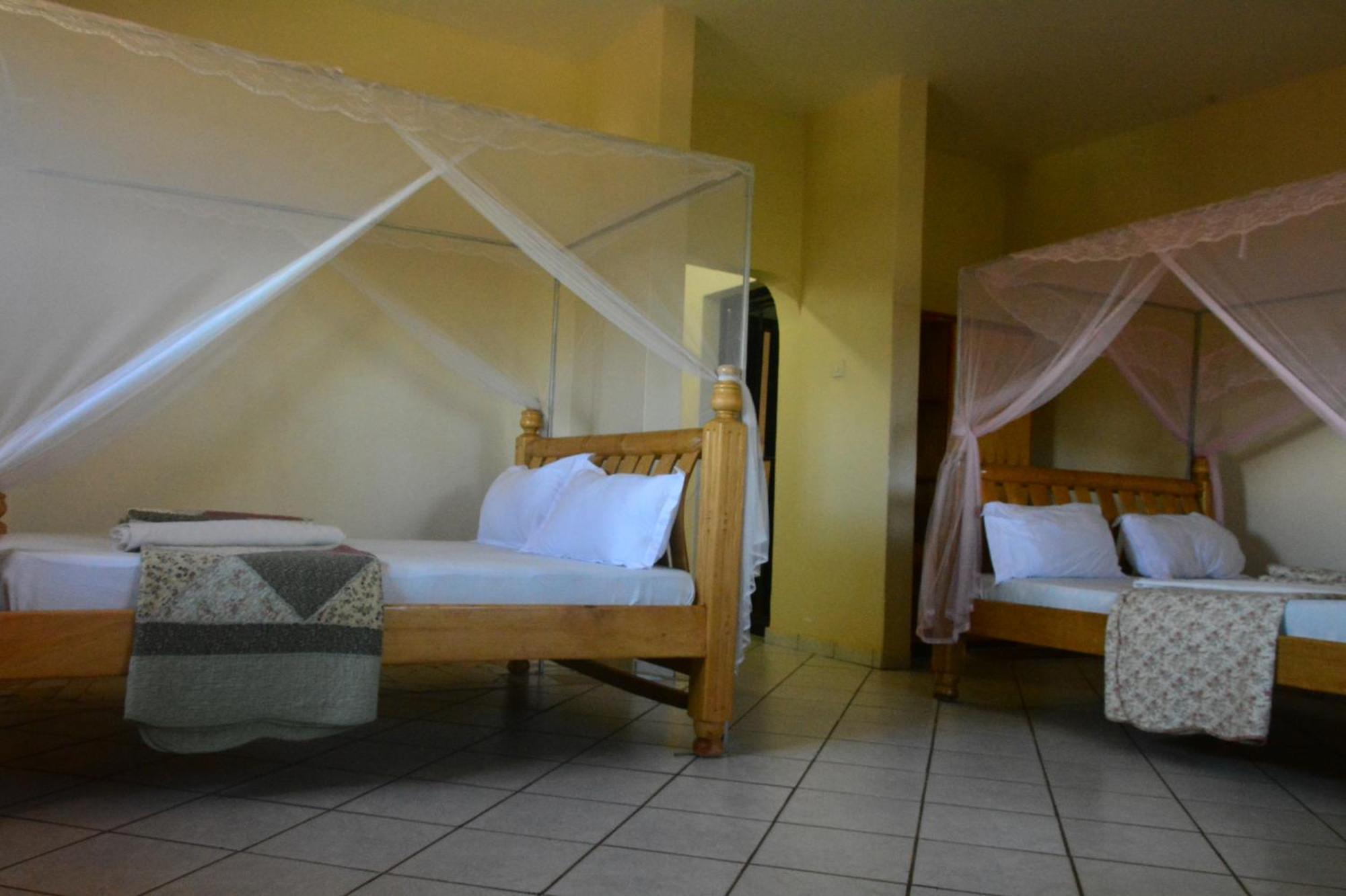 Lakeshore Bed And Breakfast Entebbe Zewnętrze zdjęcie